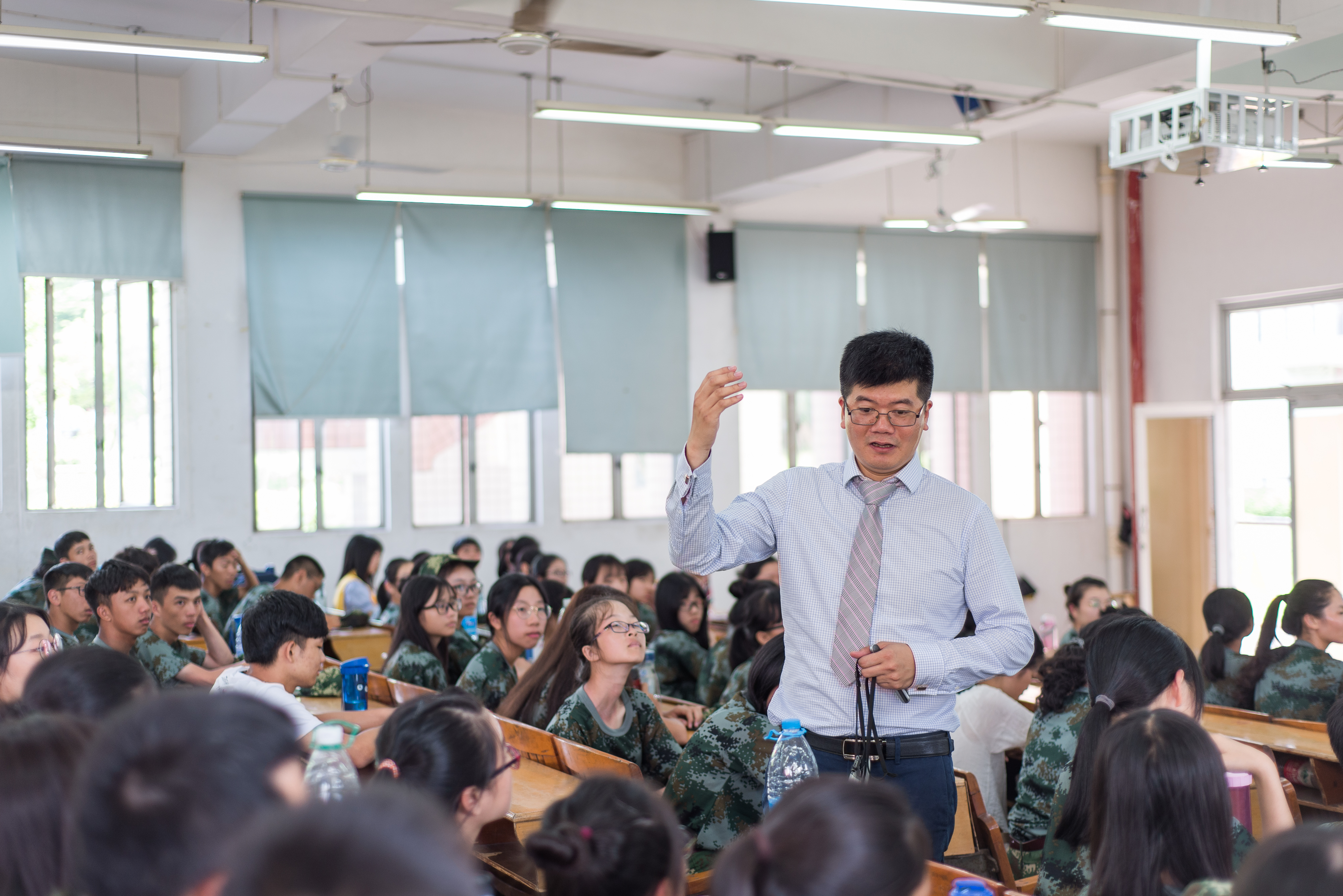 黄院长耐心详细地为同学讲解问题—郑星延摄