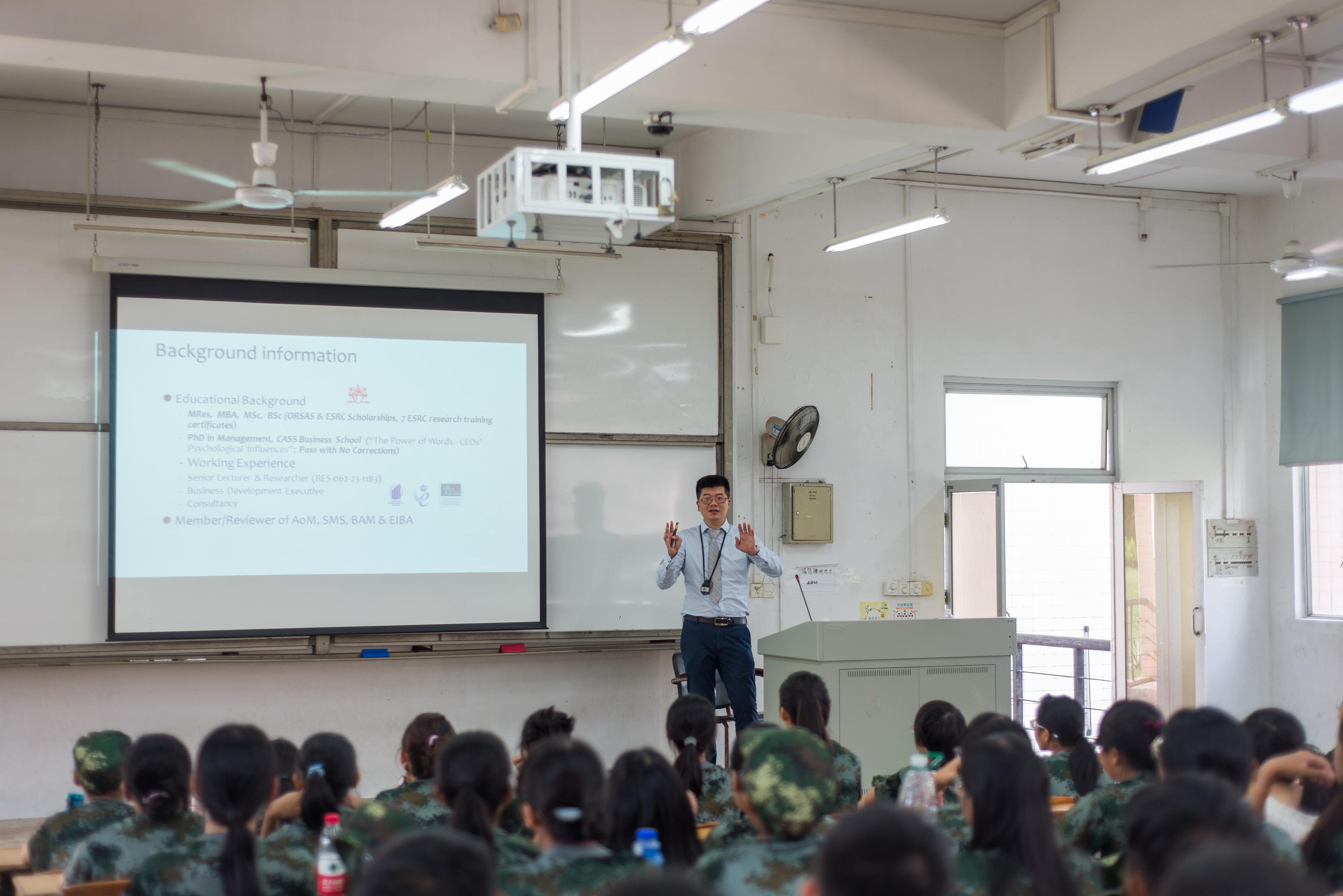 黄院长向同学们介绍自己在国外求学的经历—郑星延摄