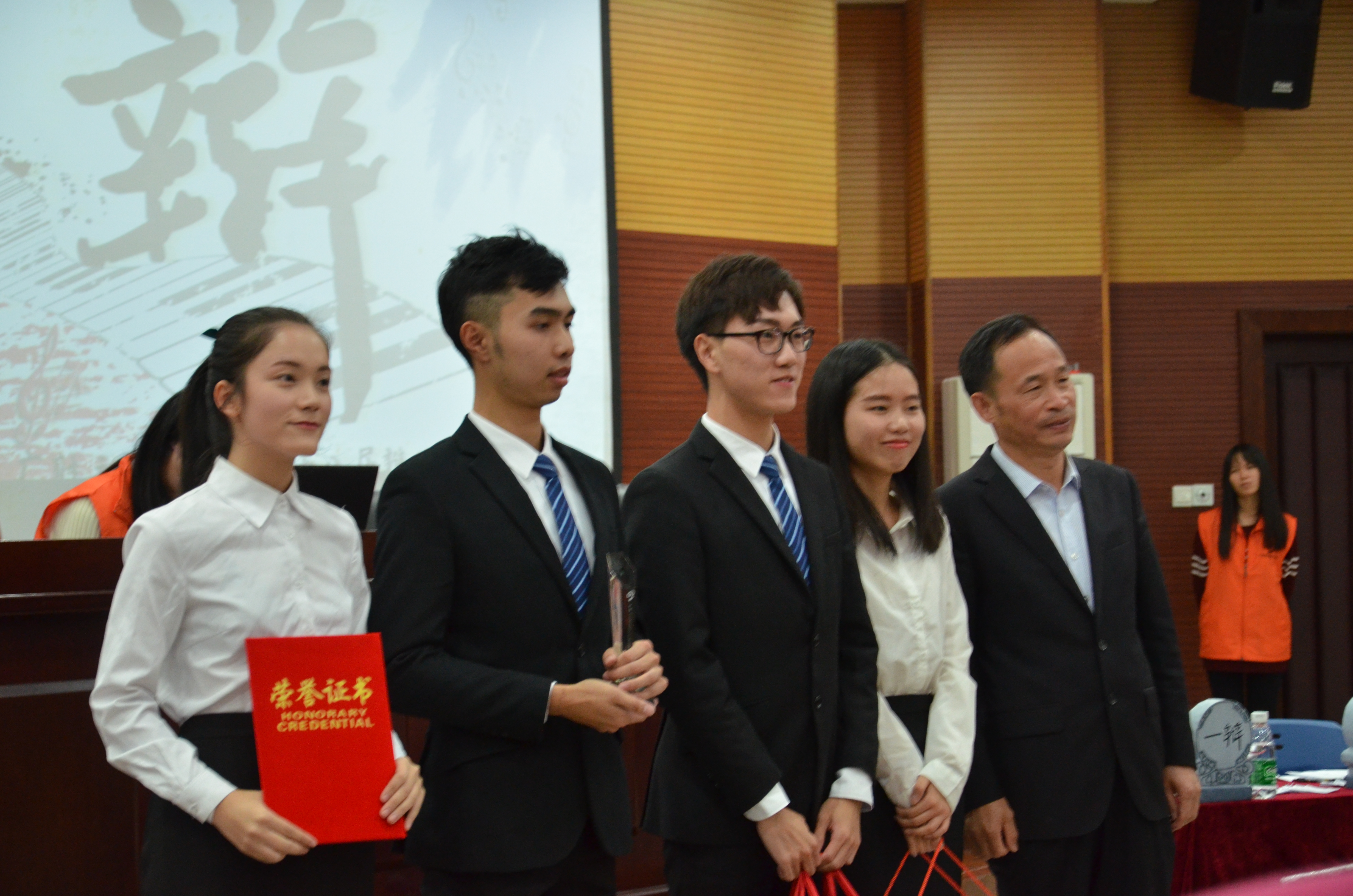 反方最后胜利,老师为其颁奖 谢秀茹摄