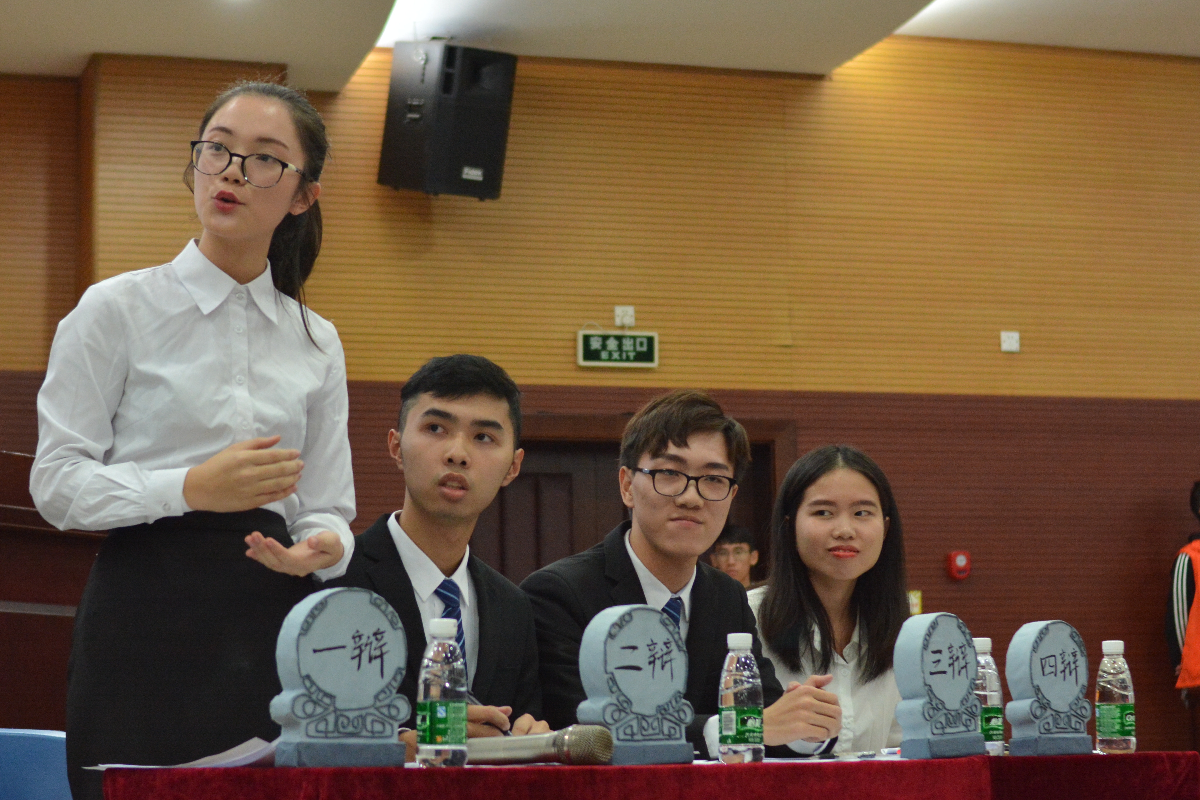 自由辩论 反方一辩 谢秀茹摄